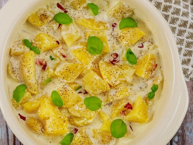 Полийте картоплю цим і випікайте. Смачний гарнір до святкового столу