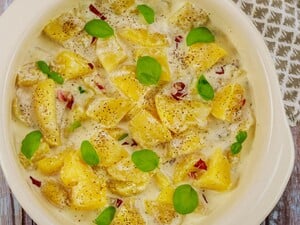 Полейте картофель этим и выпекайте. Вкусный гарнир к праздничному столу