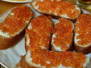 Эти советы помогут определить подлинную красную икру. Отличия от фальсификата