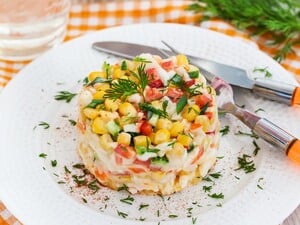 Крабовый салат, который можно приготовить за считанные минуты и подавать сразу. Рецепт