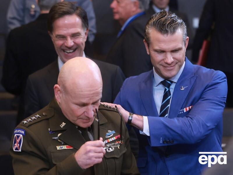 Глава Пентагона требовал уволить топ-генерала НАТО за заявления о российской угрозе – NYT