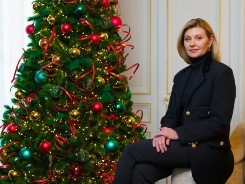 Нова ефектна укладка першої леді. Зеленська знялася для традиційного новорічного фото із президентом