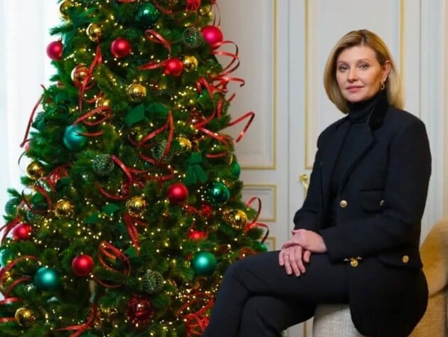 Новая эффектная укладка первой леди. Зеленская снялась для традиционного новогоднего фото с президентом
