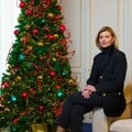 Новая эффектная укладка первой леди. Зеленская снялась для традиционного новогоднего фото с президентом