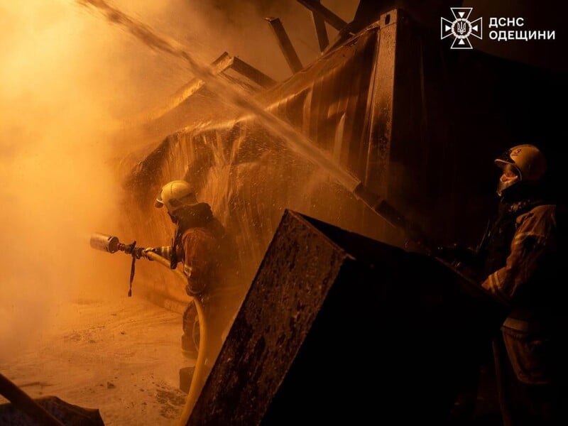 У новорічну ніч РФ "привітала" Одесу кількома хвилями дронових атак, у місті – низка надзвичайних ситуацій. Фото