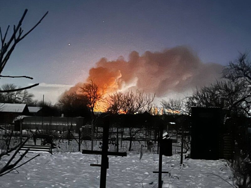 "Перший НПЗ 2026 року вже у скарбничці". У РФ заявили про атаку БПЛА, виникли пожежі