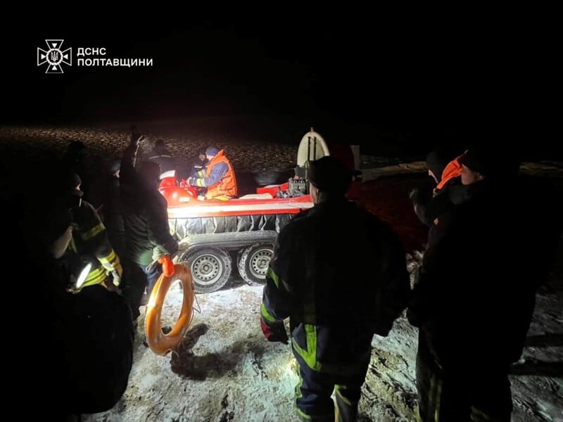 У новорічну ніч на Дніпрі у кризі застряг човен із людьми. Фото