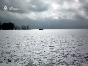 У новорічну ніч на Дніпрі у кризі застряг човен із людьми. Фото