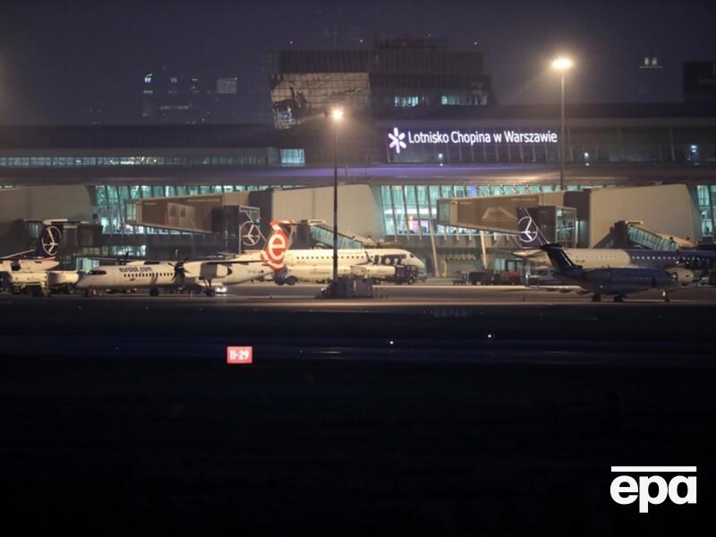 В аеропорту Варшави затримали українця з незаконним пристроєм для приглушення радіосигналів