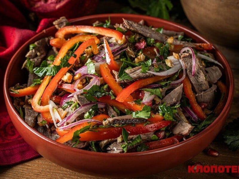 Приготовьте на ужин сытный мясной салат 