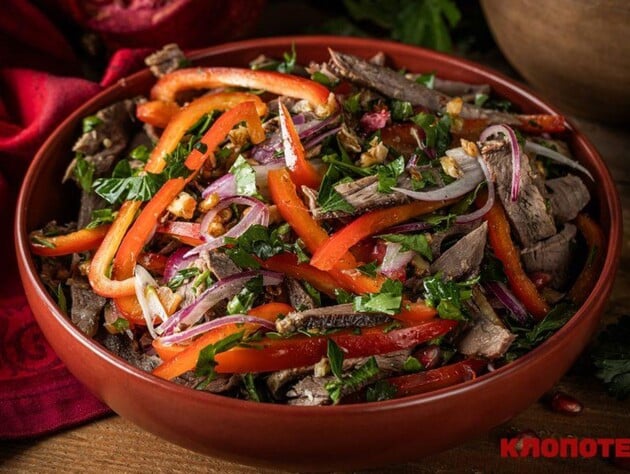 Приготовьте на ужин сытный мясной салат 