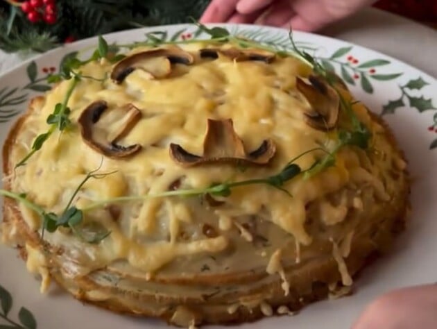 Викладіть цю ніжну й ситну начинку на кожен млинець – і вийде божественний закусочний торт. Рецепт