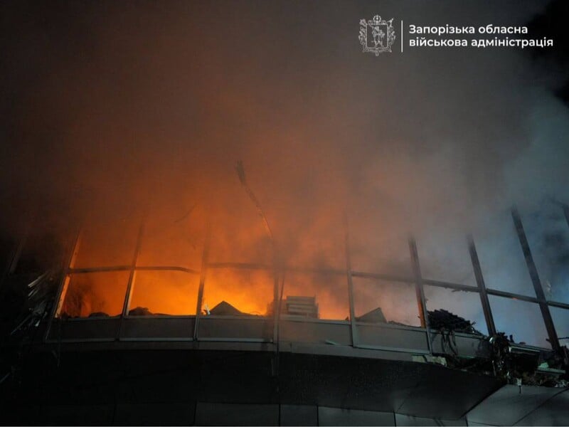 В Запорожье после удара РФ много пожаров. Фото, видео