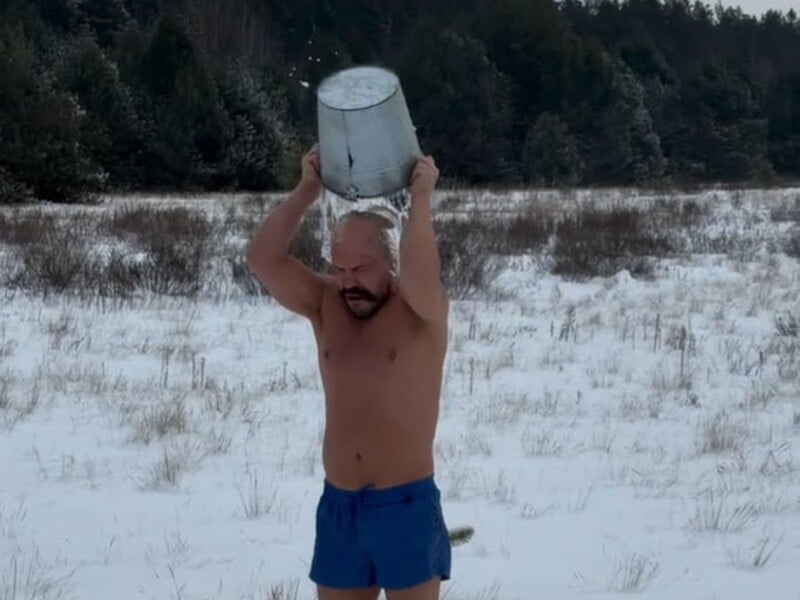 Ресторатор Ярославський у перший день нового року влаштував традиційне обливання на снігу. Відео