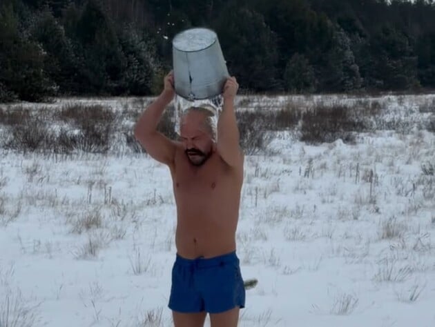 Ресторатор Ярославский в первый день Нового года устроил традиционное обливание на снегу. Видео