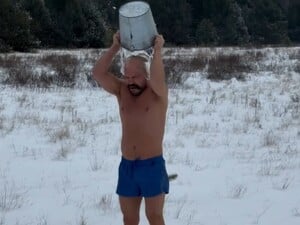 Ресторатор Ярославский в первый день нового года устроил традиционное обливание на снегу. Видео