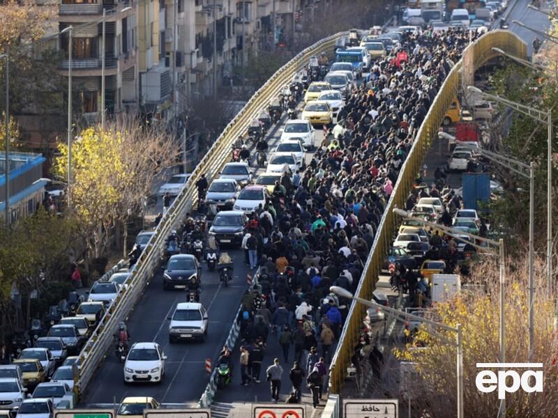 В Иране распространяются протесты из-за экономического кризиса, СМИ сообщают о погибших