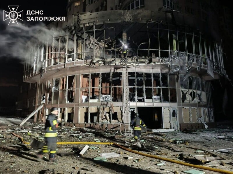 Запорожье подверглось одной из самых массированных дроновых атак. Повреждены десятки домов, ТЦ, инфраструктура