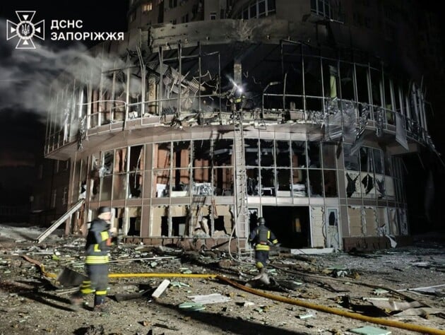 Запоріжжя зазнало однієї з наймасованіших дронових атак. Пошкоджено десятки будинків, ТЦ, інфраструктуру