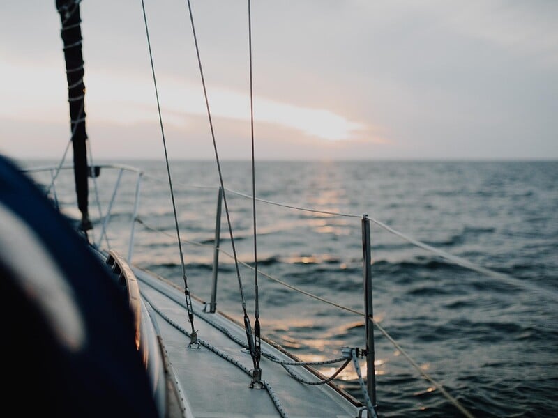 Пентагон показал уничтожение сразу нескольких судов с якобы наркоторговцами и объявил о выживших. Видео