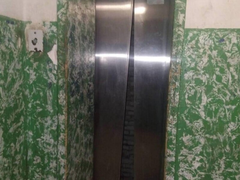 У Львові група чоловіків посеред ночі дебоширила в ліфті й розламала двері: один із них упав у шахту. Відео