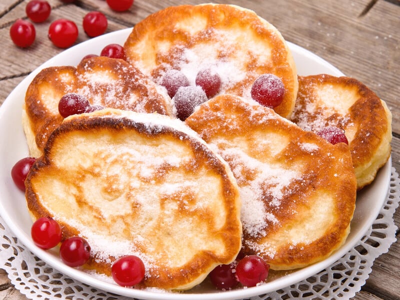 Нажарьте себе пышных и вкусных оладий. Простой рецепт теста на кефире