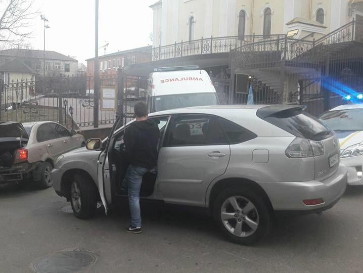 Автомайдановцы заблокировали выезды из Соломенского райсуда, где находится Насиров