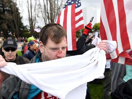 В США подрались сторонники и противники Трампа, есть пострадавшие