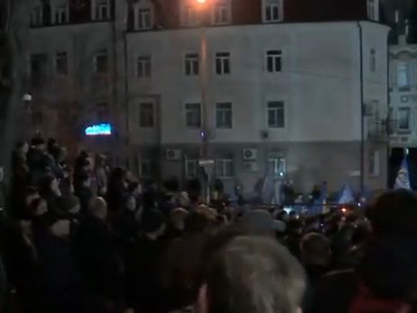 Под Соломенским райсудом Киева собрались активисты из-за затягивания дела Насирова. Онлайн-трансляция