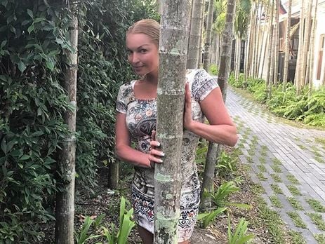 Волочкова обнажила грудь и показала шпагат в плавках