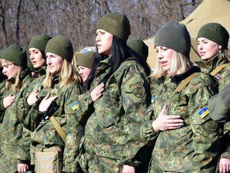 Стрельба и марш-бросок в полной боевой экипировке: в Донецкой области соревновались женщины-полицейские. Фоторепортаж