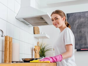 Занурте решітку витяжки в цей розчин – і бруд відійде