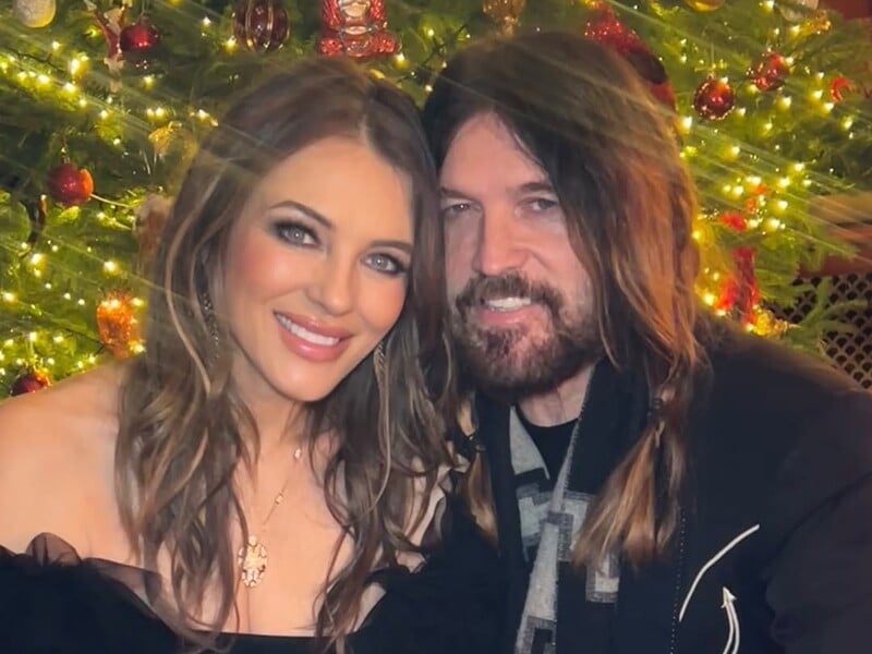 61-річна Герлі знялася з новим коханим і дорослим сином. Святкове сімейне фото