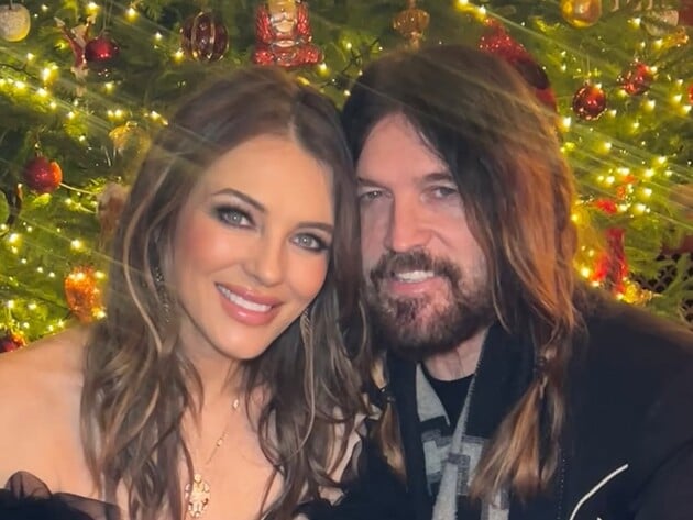 61-річна Герлі знялася з новим коханим і дорослим сином. Святкове родинне фото