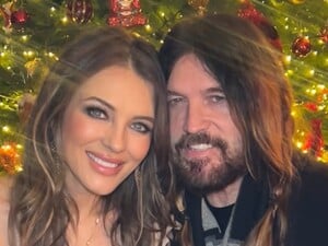 61-летняя Херли снялась с новым возлюбленным и взрослым сыном. Праздничное семейное фото 