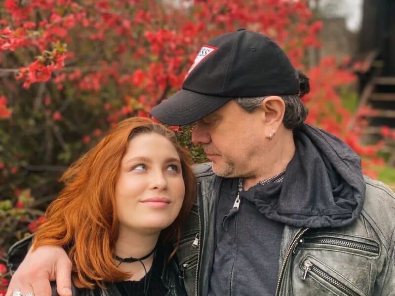 Ступка после поцелуя в губы показал возлюбленной непристойный жест. Она замахнулась на него ногой