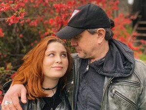 Ступка после поцелуя в губы показал возлюбленной непристойный жест. Она замахнулась на него ногой