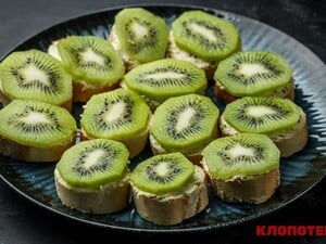 Намажьте кусочки багета этим и добавьте киви. Рецепт канапе от Клопотенко
