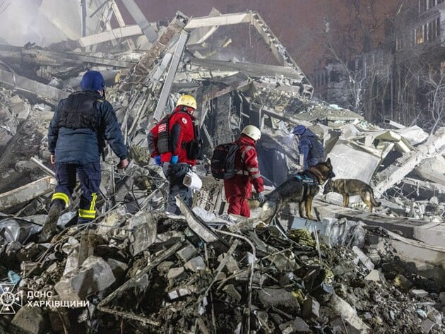 З-під завалів будинку в Харкові дістали тіло трирічного хлопчика, його матір – безвісти зникла