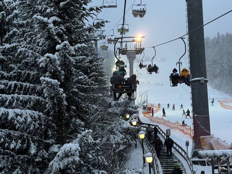 Затори, черги й особливий вайб. Що зараз відбувається в Буковелі. Фото