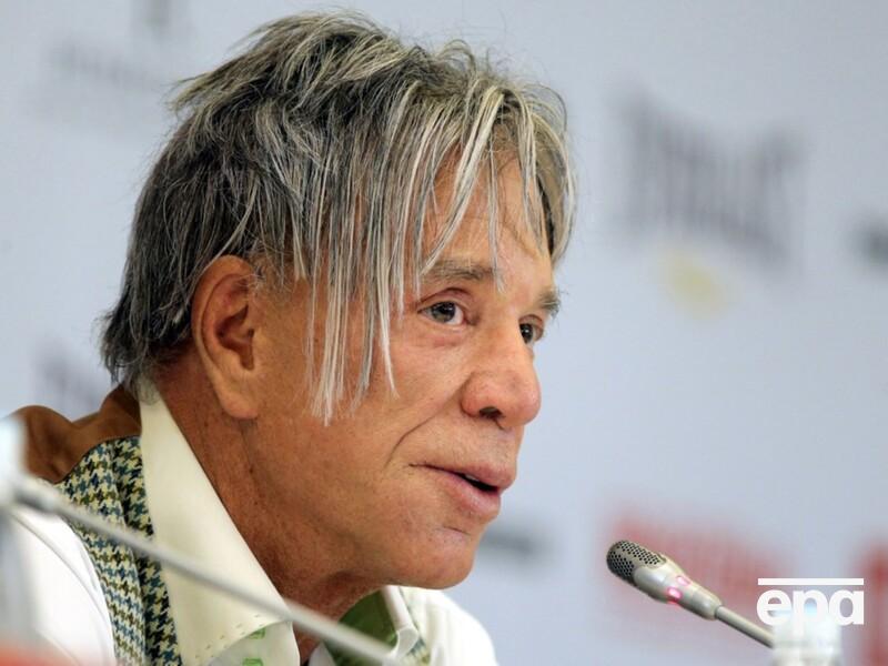 Намисто, хрестик і борги за оренду. 73-річний Рурк з'явився на людях із поголеною головою