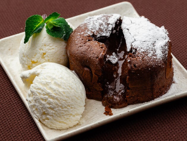 Три ингредиента – и очень шоколадный десерт за 10 минут готов. Самый простой рецепт