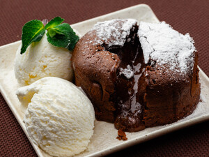 Три ингредиента – и очень шоколадный десерт за 10 минут готов. Самый простой рецепт