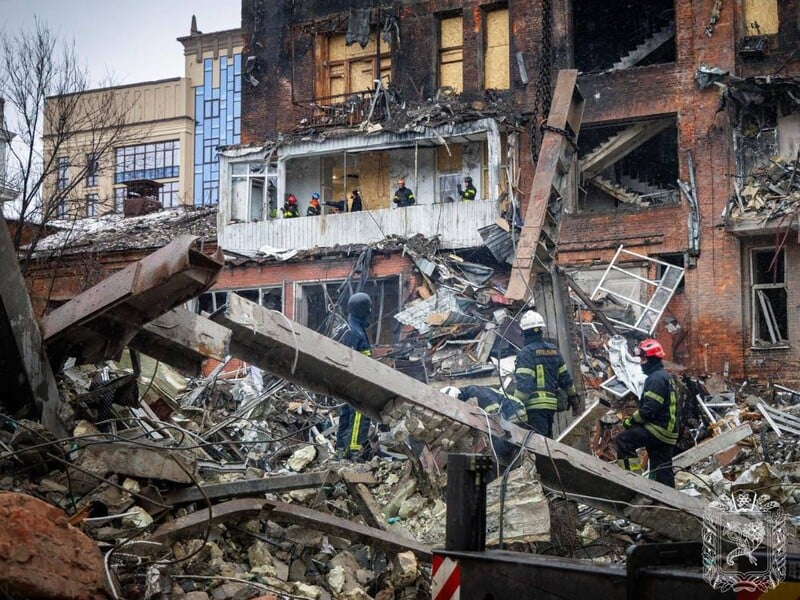 В Харькове под завалами обнаружили фрагменты еще одного тела