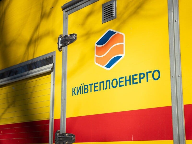 В Киеве после падения девушки в яму с кипятком задержали коммунальщика – полиция