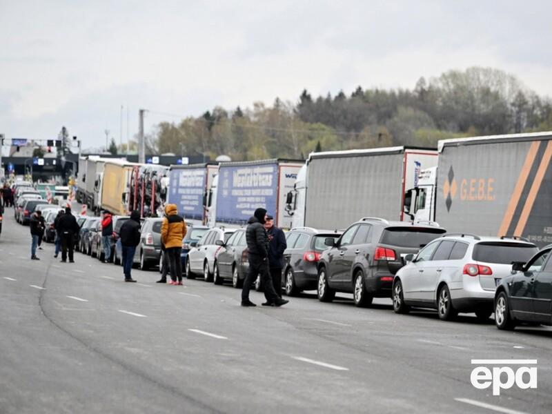 На кордонах у Львівській і Волинській областях – великі черги. Прикордонники збільшили кількість нарядів