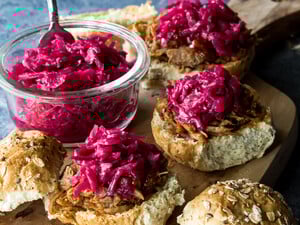 Приготовьте эту простейшую намазку из свеклы. Она получится такой вкусной, что не сможете оторваться