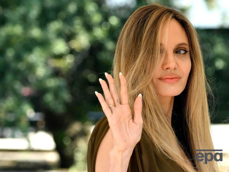 Джолі планує забрати всіх дітей і виїхати зі США. ЗМІ назвав причину