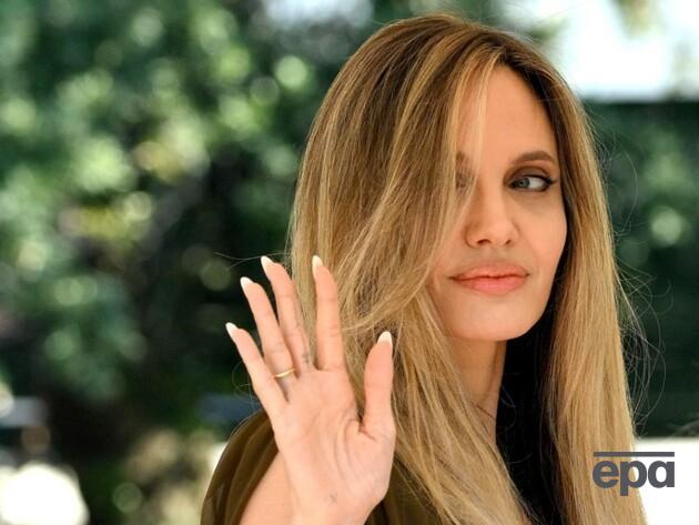 Джолі планує забрати усіх дітей і виїхати із США. ЗМІ назвав причину