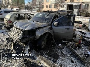Взрыв внедорожника в Киеве квалифицирован как теракт, пострадал военный. Фото